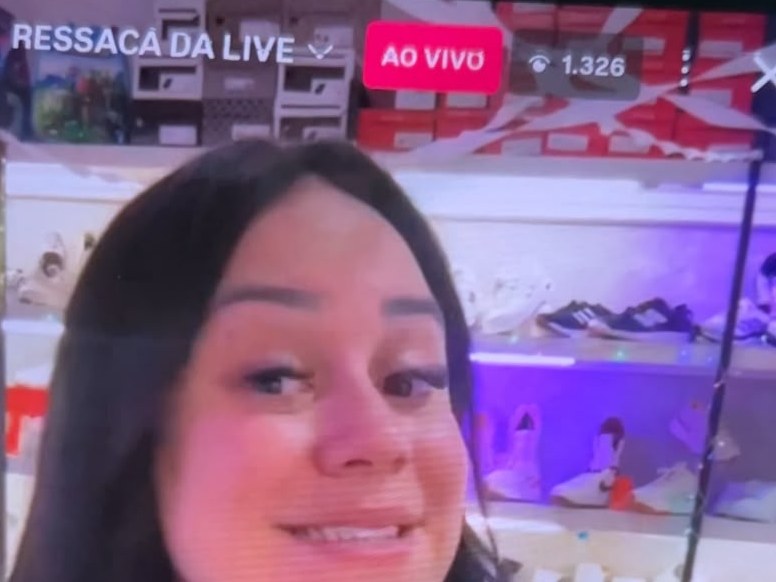 Print da transmissão com o contador de 1.326 pessoas ao vivo
